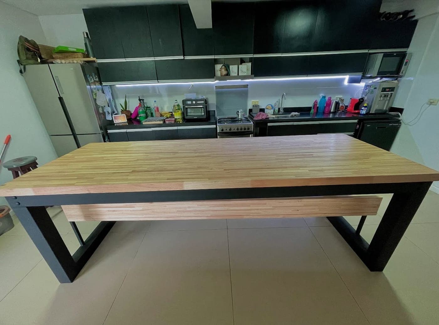 Barra desayunadora de hierro y madera en una cocina