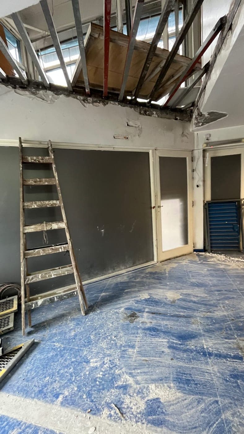 Estructura de entrepiso metálico en un local comercial en La Plata