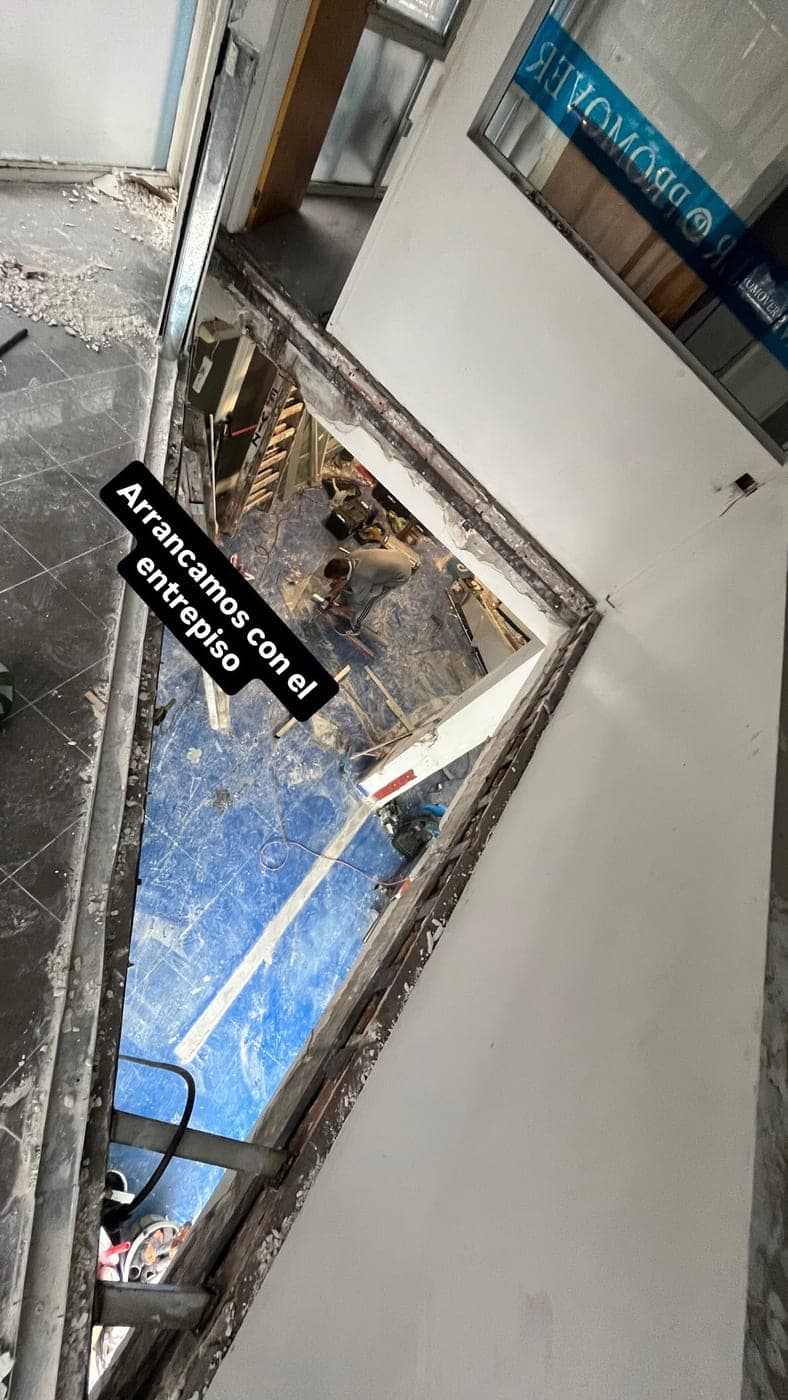 Inicio de obra del entrepiso, apertura en el local
