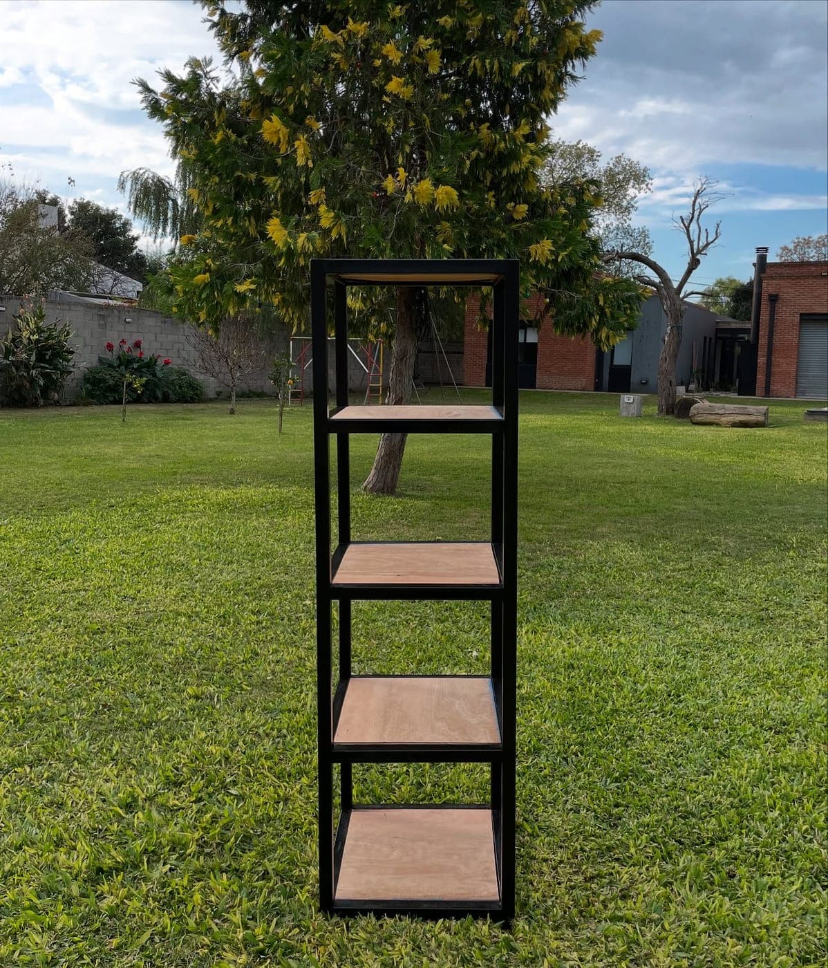 Estantería de hierro y madera estilo industrial