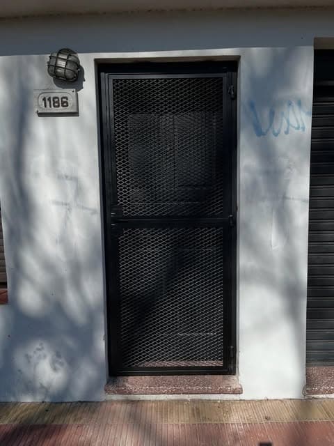 Portón y reja de hierro a medida instalados por LC Herrería en Los Hornos