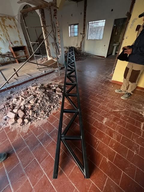 Escalera metálica con baranda de hierro a medida en La Plata