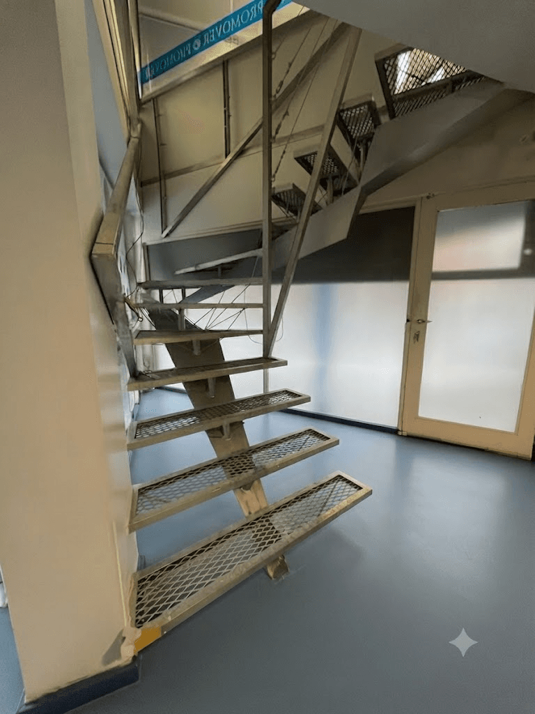 Instalación final de estructura metálica en obra en La Plata