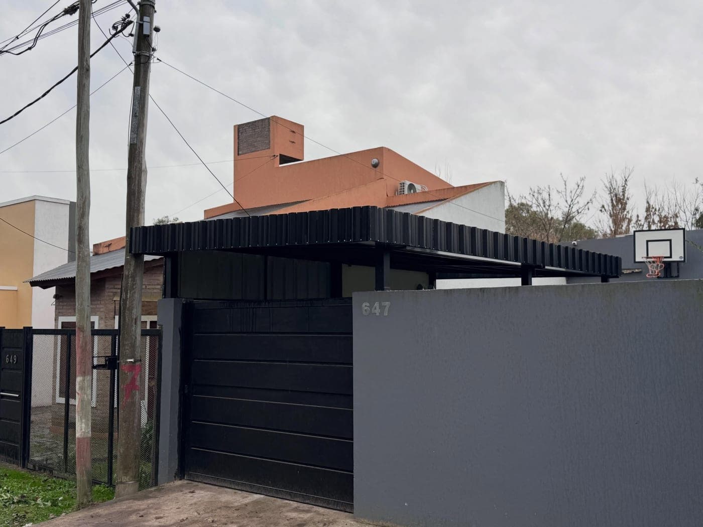 Portón y estructura de cochera de hierro a medida en La Plata