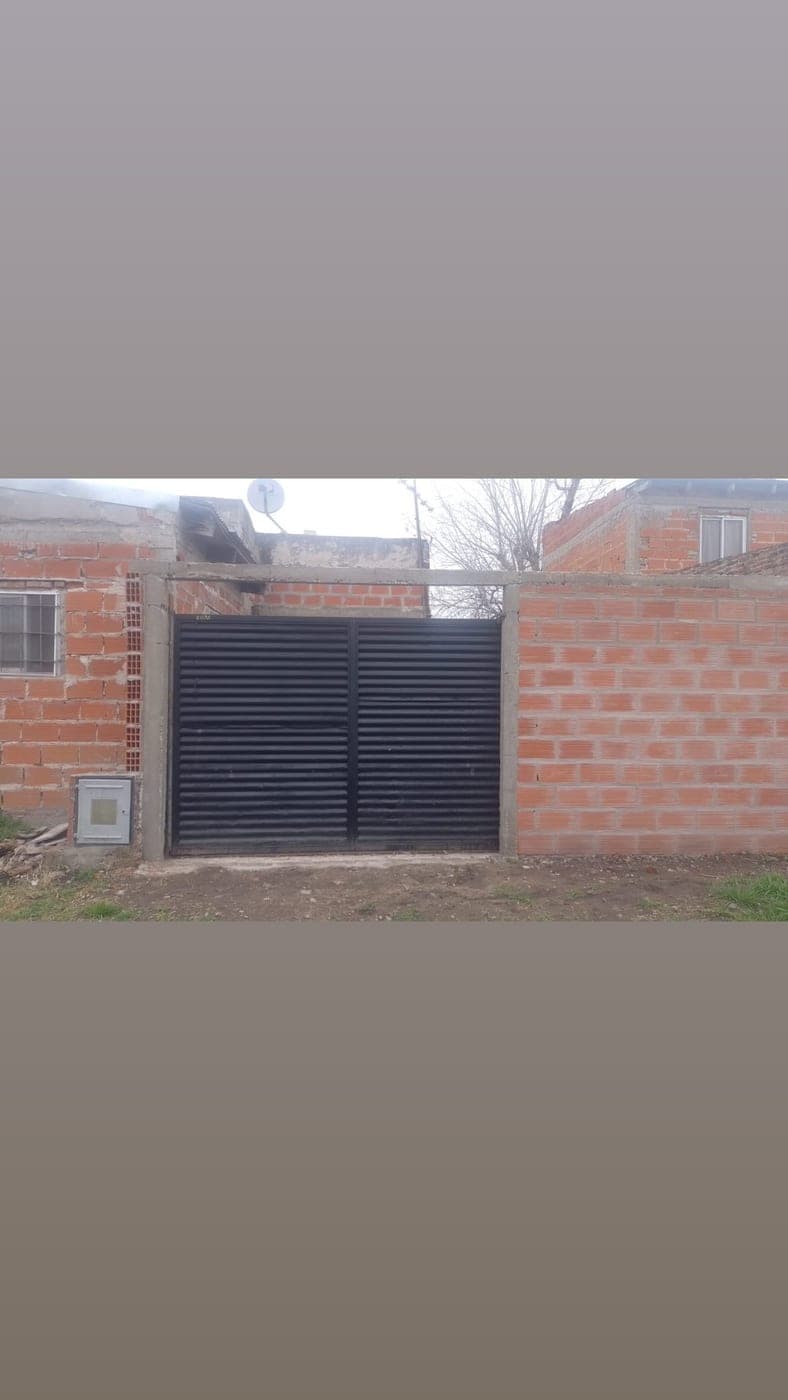 Portón de dos hojas de chapa plegada negra a medida en La Plata